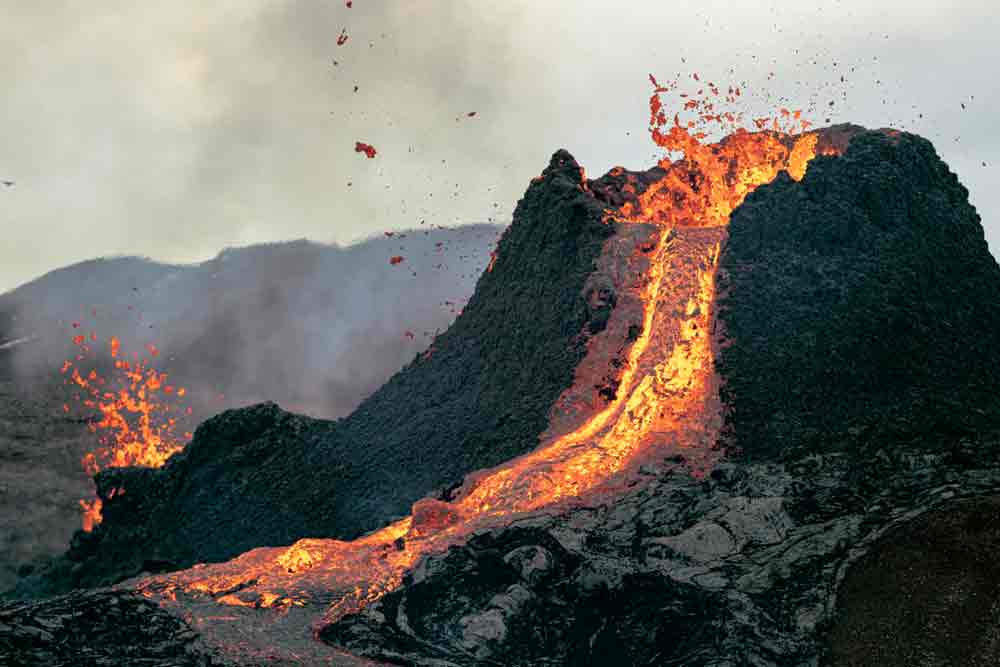 Ein Vulkan spuckt glühende Lava